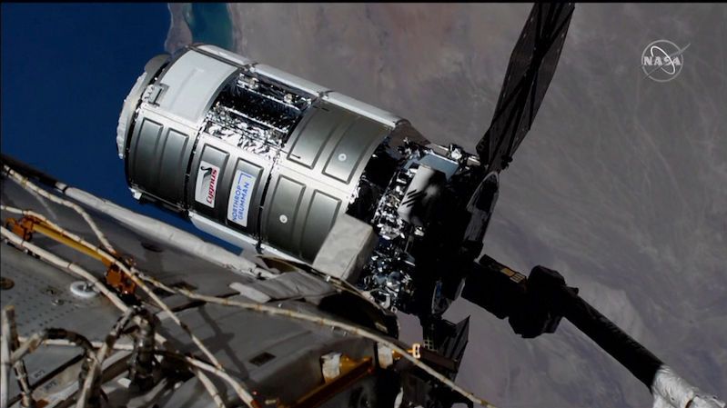 K vesmírné stanici přiletěla Labuť, posádce dovezla nové přístroje, jídlo a červy